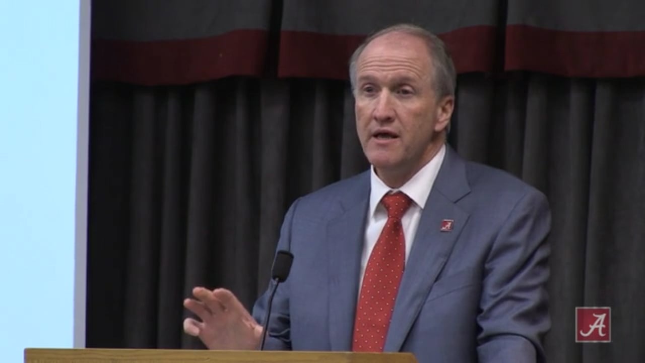 Dr. Stuart Bell delivers the 2015 Fall Faculty/Staff Address