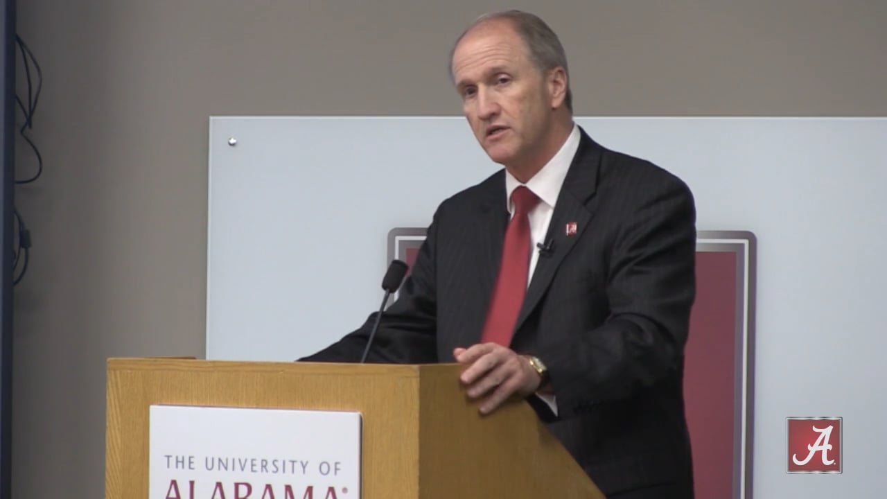 Dr. Stuart Bell delivers the 2016 Spring Faculty/Staff Address