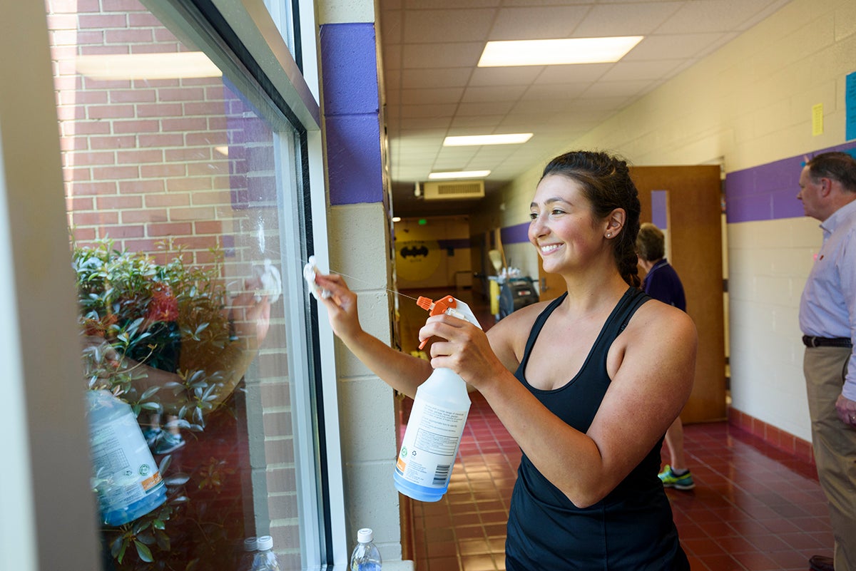 UA Students Reach Out to Community Before Classes Start